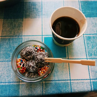 Логотип @yatutsiela - Я тут съела