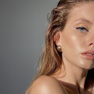 Логотип @yesshefire - she.