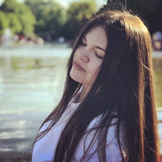 Логотип @yilyamishutaa - Книги на стол😈