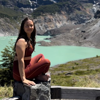 Логотип @yogateacher_albina - Через йогу к гармонии с Альбиной Малышевой