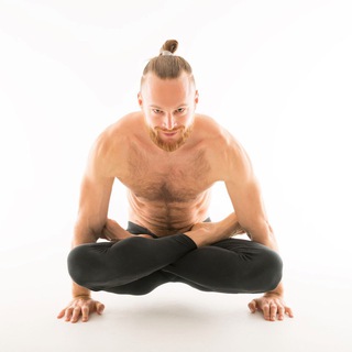 Логотип @yogawithra - Путешествие за Силой