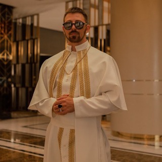 Логотип @yongpapa - Молодой Папа