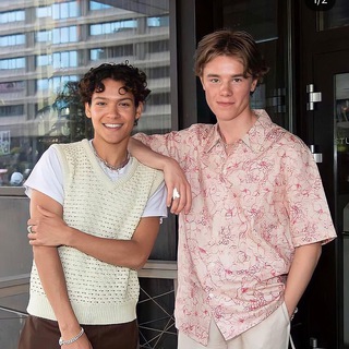 Логотип @youngroyalsru - young royals ru