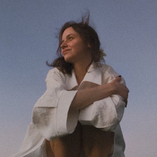 Логотип @yourmschristine - твоя книжная мисс 🤍