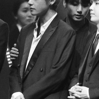 Логотип @yuiuuhh - литромантизм.