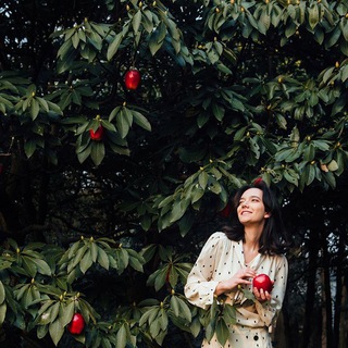 Логотип @yulyasharit - подборочная