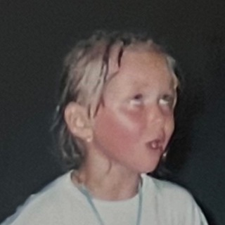 Логотип @yyulias4 - просто юля