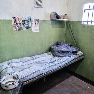 Логотип @za_reshetk0i - За решеткой