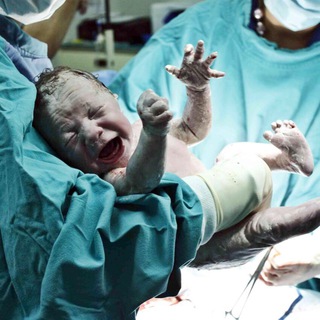 Логотип @zapiskiakushera - В смысле рожаем?!