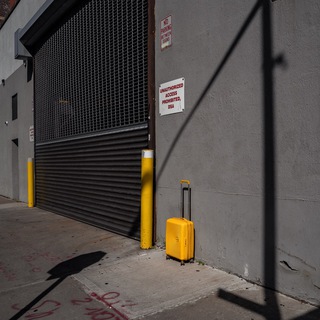 Логотип @zhe_suitcase - ЖЁЛТЫЙ ЧЕМОДАНЧИК